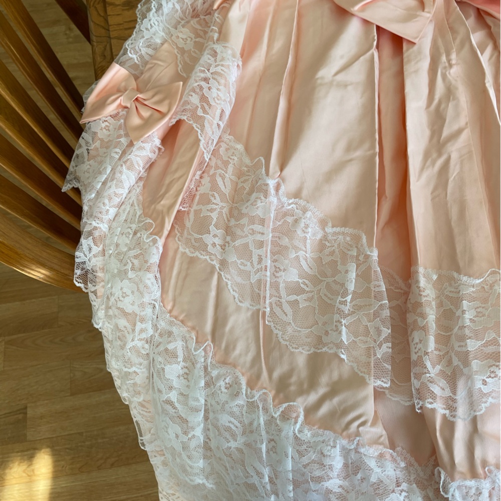 Vintage Elegant Peach Dress with White Lace Details - Picture 7 of 12